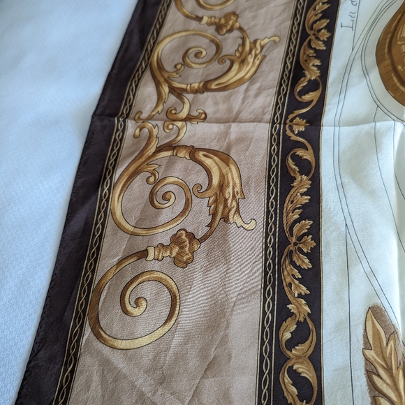 Vintage Liz Claiborne scarf. Lilly Silk. Natural colours. 32x32 inches approx. - Picture 2 of 7